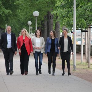 Bild auf dem Rico Gebhardt, Susanne Schaper, Marika Tändler-Walenta, Sarah Buddeberg und Antje Feiks gemeinsam zwischen Landtag und Elbe laufen und sich unterhalten.